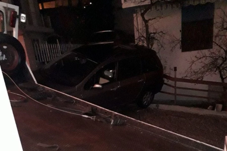 Απίστευτο περιστατικό στη Λαμία – Είδε αυτοκίνητο και φορτηγό να «μπουκάρουν» στην αυλή του (εικόνες)